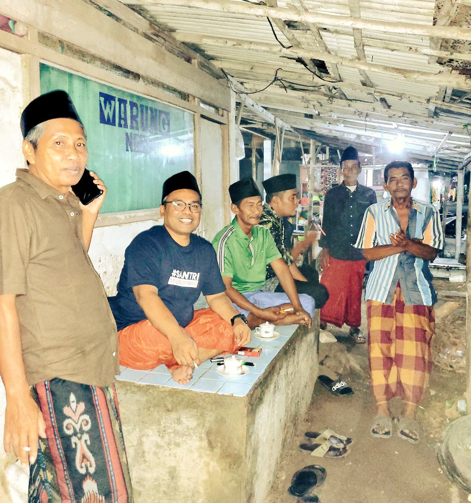 Ngopi, ngobrol tanpa beban. Ndak ada topik copras capres dan politik. Hanya ngebahas opor ayam dan bebek goreng untuk besok lebaran ke-7. Asyik banget.

"Politik jiyah coma urusah oreng tokang mor-kemmor pettah," ekuwah lek.