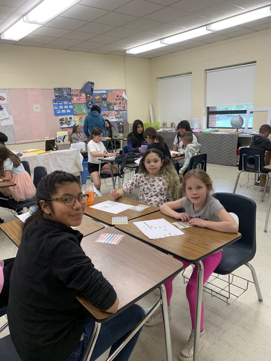 LakesideMiddle8's tweet photo. The Lakeside staff and students welcomed our mini counselors, teachers, and administrators during "Take Your Child to Work Day." Mrs. Genuouzos and her 8th period class taught our visitors how to count to 10 in French! Merci beaucoup! https://t.co/G33NUQRDtR