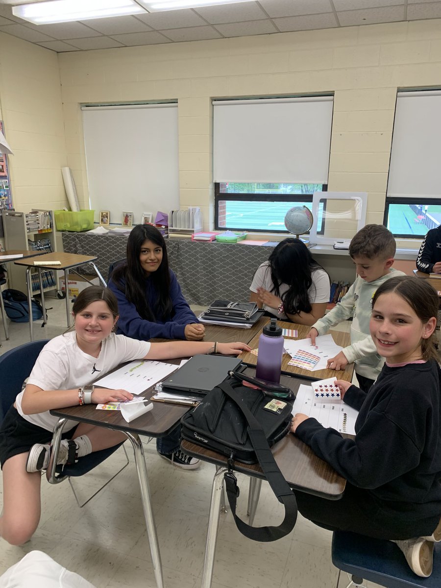 LakesideMiddle8's tweet photo. The Lakeside staff and students welcomed our mini counselors, teachers, and administrators during "Take Your Child to Work Day." Mrs. Genuouzos and her 8th period class taught our visitors how to count to 10 in French! Merci beaucoup! https://t.co/G33NUQRDtR