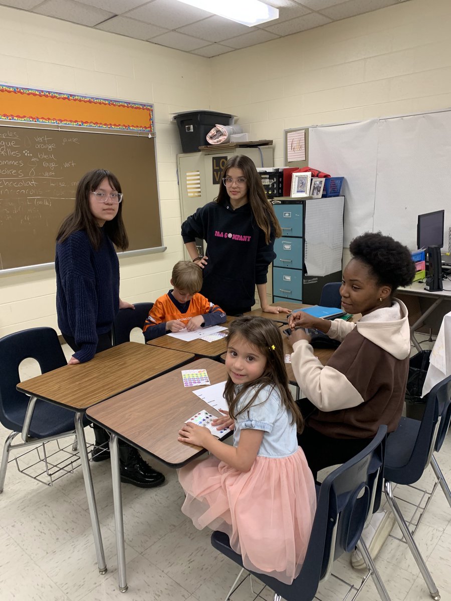 LakesideMiddle8's tweet photo. The Lakeside staff and students welcomed our mini counselors, teachers, and administrators during "Take Your Child to Work Day." Mrs. Genuouzos and her 8th period class taught our visitors how to count to 10 in French! Merci beaucoup! https://t.co/G33NUQRDtR
