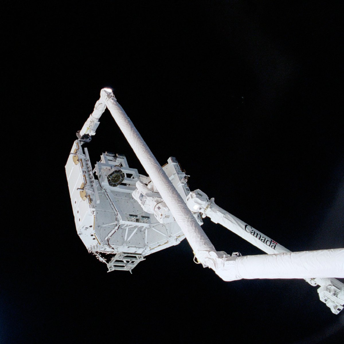 Canadarm, meet Canadarm2 🤝

#OTD in 2001, the <a href="/Space_Station/">International Space Station</a>'s newly installed Canadarm2 transferred its launch cradle to Space Shuttle Endeavour's Canadarm, performing a "handshake" in space. <a href="/csa_asc/">Canadian Space Agency</a> astronaut Chris Hadfield was at the STS-100 shuttle's Canadarm controls.