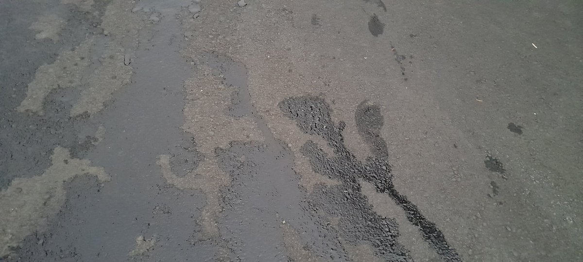 Rick2Men's tweet photo. @ANDASV @SanJacintoSV  Fugas de agua en simultáneo, en pasajes de Reparto Santa Clara. 
La del pasaje Amapolas tiene reporte desde el 12 de Abril y no se han presentado. La fuga ha crecido y ya sale agua de entre el pavimento a metros de la fuga inicial. https://t.co/kUoDJdKDqI