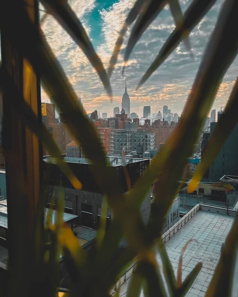 Outside - Kota The Friend 
.

#EmpireStateBuilding
#NewYorkCity
#NYC
#Manhattan
#CityThatNeverSleeps
#Travel
#Wanderlust
#Skyline
#UrbanJungle
#Architecture
#Cityscape
#Travelgram
#Instatravel
#BeautifulDestinations
#NeverStopExploring
#Chelsea
#sonya7ii… instagr.am/p/CrlNCFiOqb0/