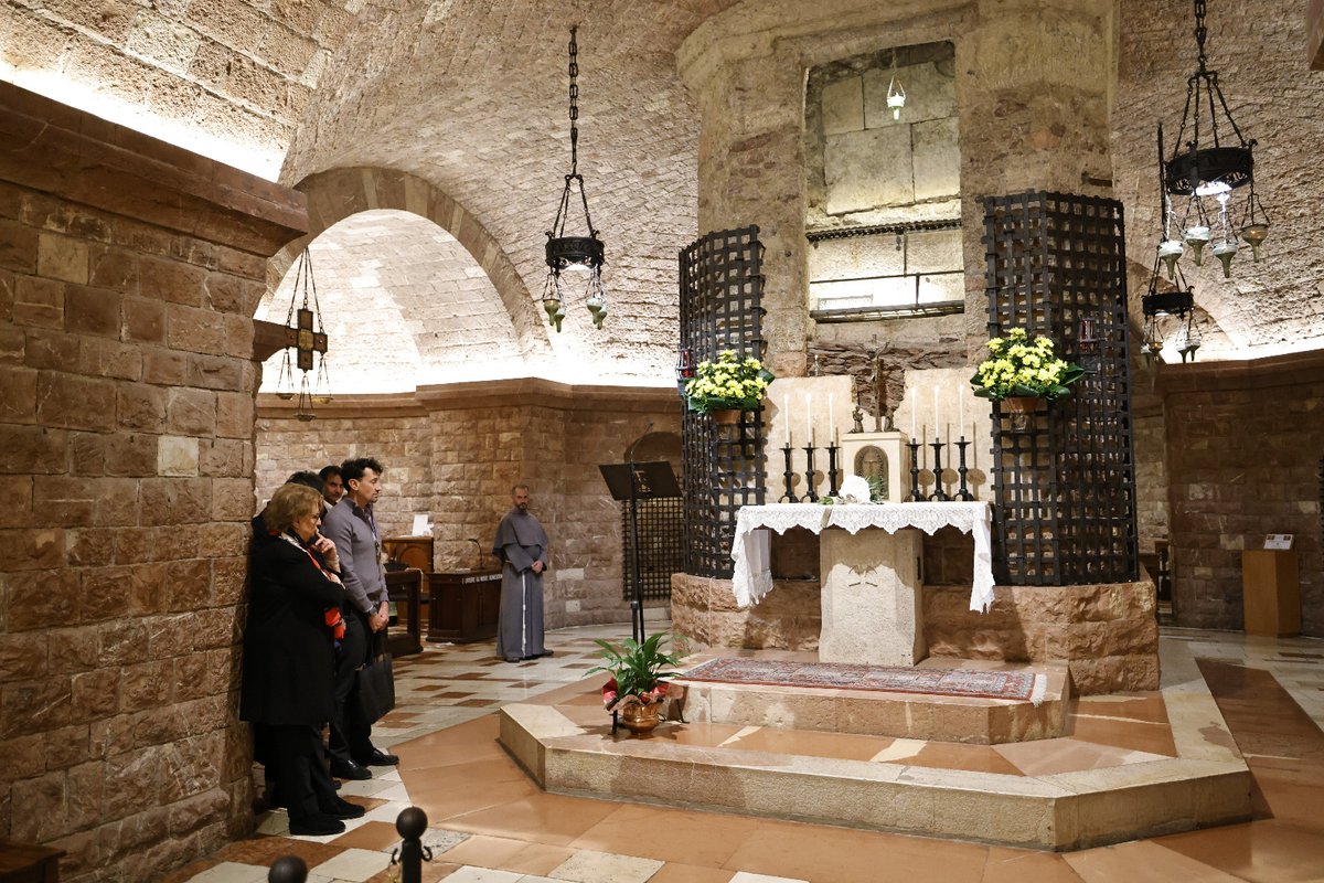 francescoassisi's tweet photo. Per noi frati è una grande gioia e un grande onore poter accogliere Maria Falcone, sorella del magistrato Giovanni, nella tomba di San Francesco
@FondFalcone
#mariafalcone #assisi #legalità #lottaallemafie https://t.co/AAJ82pArqA