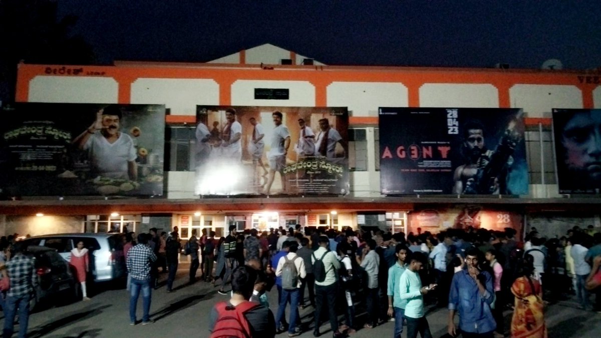 ST : #RaghavendraStores 

And it's housefull at Veeresh cinemas... Anf many fast filling show on first day! Great

Even one production house can pull audience to theatres! #HombaleFilms 🛐
Might be biggest comeback for #Jaggesh sir
