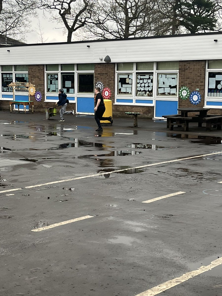 We had great fun orienteering around our Rights Respecting course…we weren’t competitive at all 🙊🏃🏽🏃🏽‍♀️#RRS <a href="/MuirhousePS/">Muirhouse PS&Nursery</a>