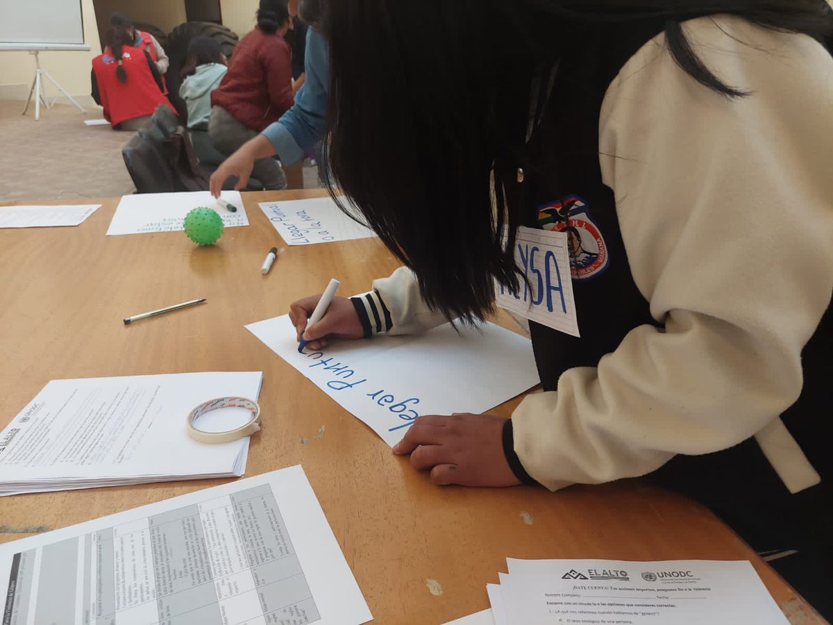 UNODCBolivia's tweet photo. Con el apoyo técnico de @UNODCBolivia🇧🇴, esta semana se dio inicio a los los talleres de capacitación para adolescentes de la ciudad de El Alto, utilizando la metodología #LineUpLiveUp para  prevenir la violencia en razón de género. 
#DateCuenta #PongamosFinALaViolencia https://t.co/KCJVg1yFaT