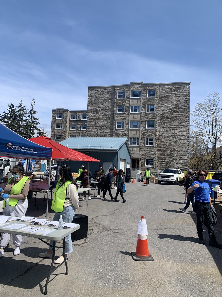 We had a successful first day at the Drop and Swap at the Rideau building parking lot! Come from 11am-5pm this Friday, Saturday, and Sunday to drop off items or pick up items free of charge! #dropandswap