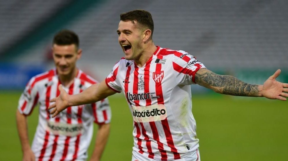 nachocaste_'s tweet photo. 👀 Recién buscando fotos, encontré un par de Vegetti con la camiseta de #Instituto.

No fue hace tanto, claramente, pero... ¡qué raro es no verlo con la de #Belgrano! 🤯 https://t.co/lMOx5ReCro