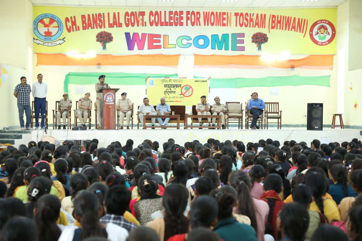 चौधरी बंसीलाल राजकीय महिला विद्यालय तोशाम में साईबर सेल इंचार्ज, महिला थाना इंचार्ज, इंचार्ज दुर्गा शक्ति ने छात्राओं को साईबर व उनके अधिकारों के बारे में किया जागरूक। नशा मुक्त अभियान की शपथ दिलाई गई - एएसपी भिवानी। <a href="/anilvijminister/">Anil Vij Ambala Cantt Haryana, India</a> <a href="/police_haryana/">Haryana Police</a> <a href="/igrohtak/">IG , Rohtak Range,Rohtak</a>