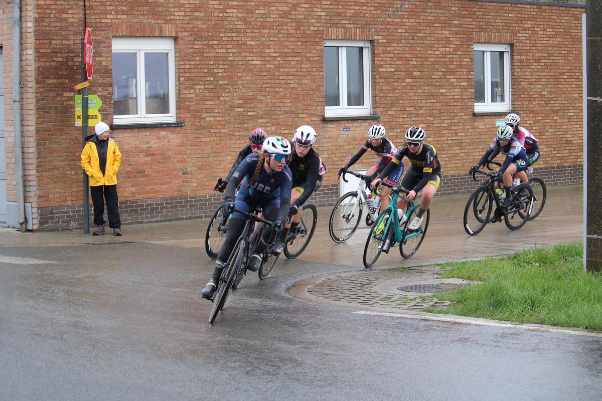 Conquistacc's tweet image. "Cycling seems to be a contact sport in Belgium"
That's the verdict from @evelynfield06 following her debut racing on the European scene with @jrc_team. 
Find out more in the latest edition of her blog about racing Junior @GentWevelgem:
conquista.cc/blogs/blog/gen…
