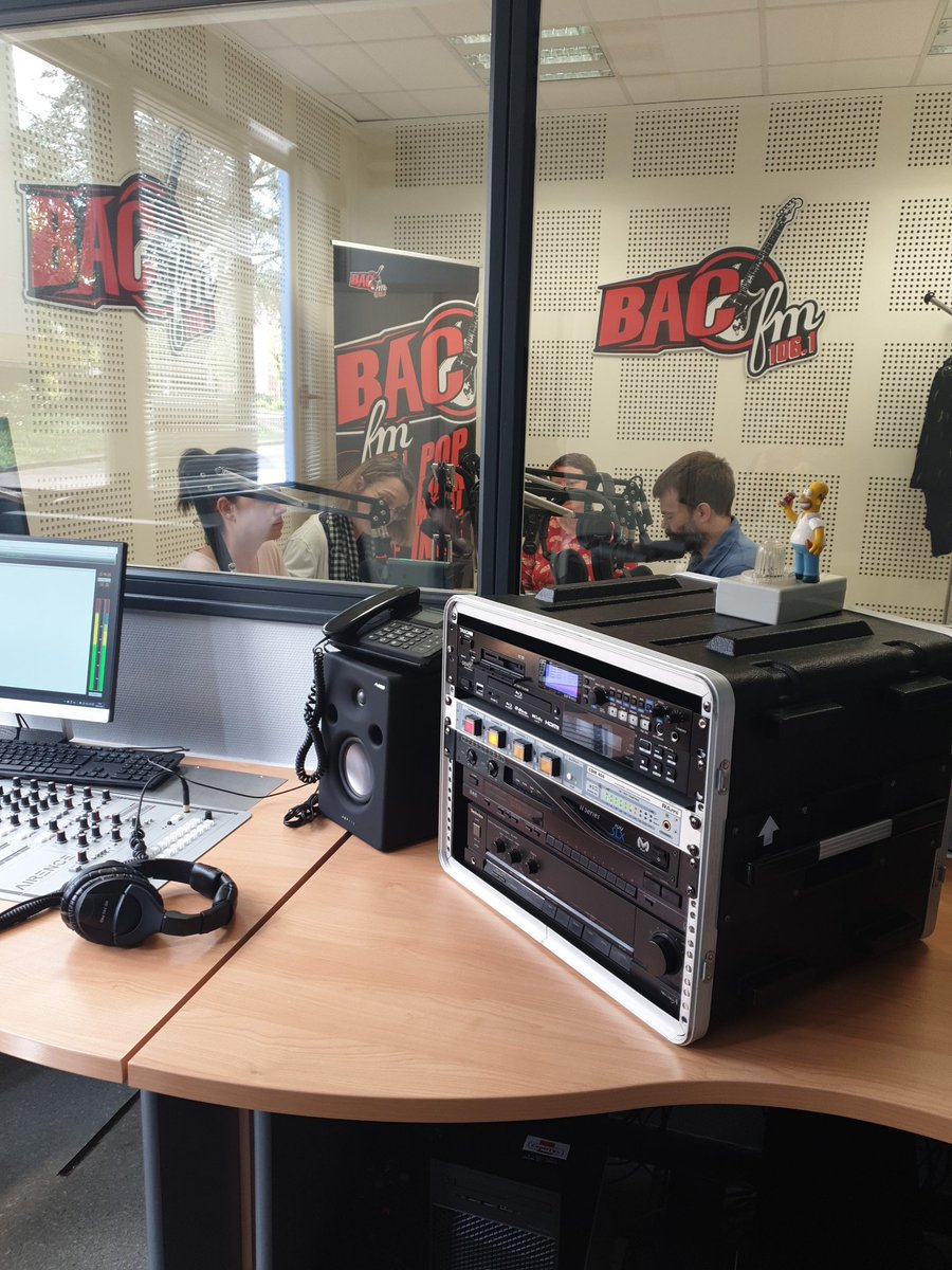 Formation etab "Oral et pratiques médiatiques" au lycée Raoul Follereau à Nevers. 10 enseignants s'exercent à la radio et profitent du support de <a href="/radiobacfm/">Bac FM</a>. Enregistrements en studio dans 3,2,1... <a href="/dsden58/">DSDEN 58</a> <a href="/AcademieDijon/">Académie de Dijon</a>  <a href="/Arcom_Dijon/">Arcom Dijon</a>