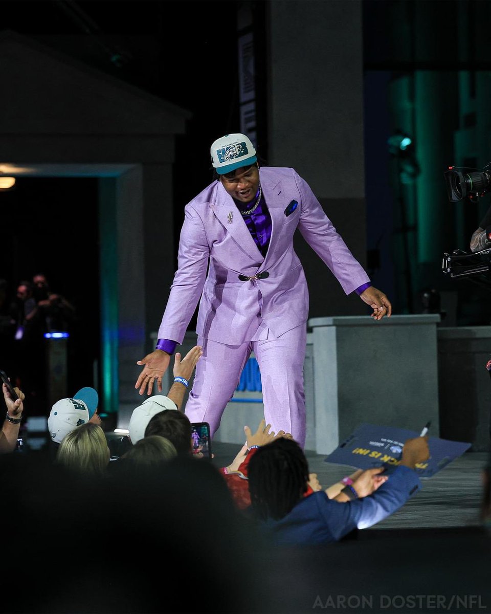 seesamwrite's tweet image. Could Jalen Carter’s suit at the #NFLDraft2023 be a nod to Jalen Hurts’s winning outfit and attitude at the NFC Championship game? 

Welcome to Philly, Jalen!

#FlyEaglesFly