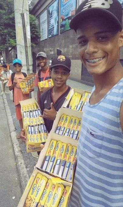 CanalDoManel_'s tweet photo. Que história linda tem o Janderson! Ele vendeu doces na rua, não fez base e quase desistiu do futebol

A revelação do Botafogo é cria do Complexo do Chapadão, Zona Norte do Rio de Janeiro, vendia balas para garantir ajudar em casa e passou dificuldade.

O atacante balançou as redes, pela 1ª vez como profissional, contra o Ypiranga-RS

- Antes (de ser jogador de futebol) eu era vendedor de doce no Mercadão de Madureira. Pegava a mercadoria em Madureira e ia andando até a Freguesia às vezes. Vim de uma família que tem muita dificuldade, e Graças a Deus nunca precisei fazer nada de errado, sempre fiz o certo e agora é a hora da recompensa - afirmou o atacante após o jogo contra o Ypiranga.

Com uma trajetória de superação dessa como não torcer pelo sucesso desse cara? 

Fonte: GE
