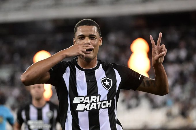 CanalDoManel_'s tweet photo. Que história linda tem o Janderson! Ele vendeu doces na rua, não fez base e quase desistiu do futebol

A revelação do Botafogo é cria do Complexo do Chapadão, Zona Norte do Rio de Janeiro, vendia balas para garantir ajudar em casa e passou dificuldade.

O atacante balançou as redes, pela 1ª vez como profissional, contra o Ypiranga-RS

- Antes (de ser jogador de futebol) eu era vendedor de doce no Mercadão de Madureira. Pegava a mercadoria em Madureira e ia andando até a Freguesia às vezes. Vim de uma família que tem muita dificuldade, e Graças a Deus nunca precisei fazer nada de errado, sempre fiz o certo e agora é a hora da recompensa - afirmou o atacante após o jogo contra o Ypiranga.

Com uma trajetória de superação dessa como não torcer pelo sucesso desse cara? 

Fonte: GE