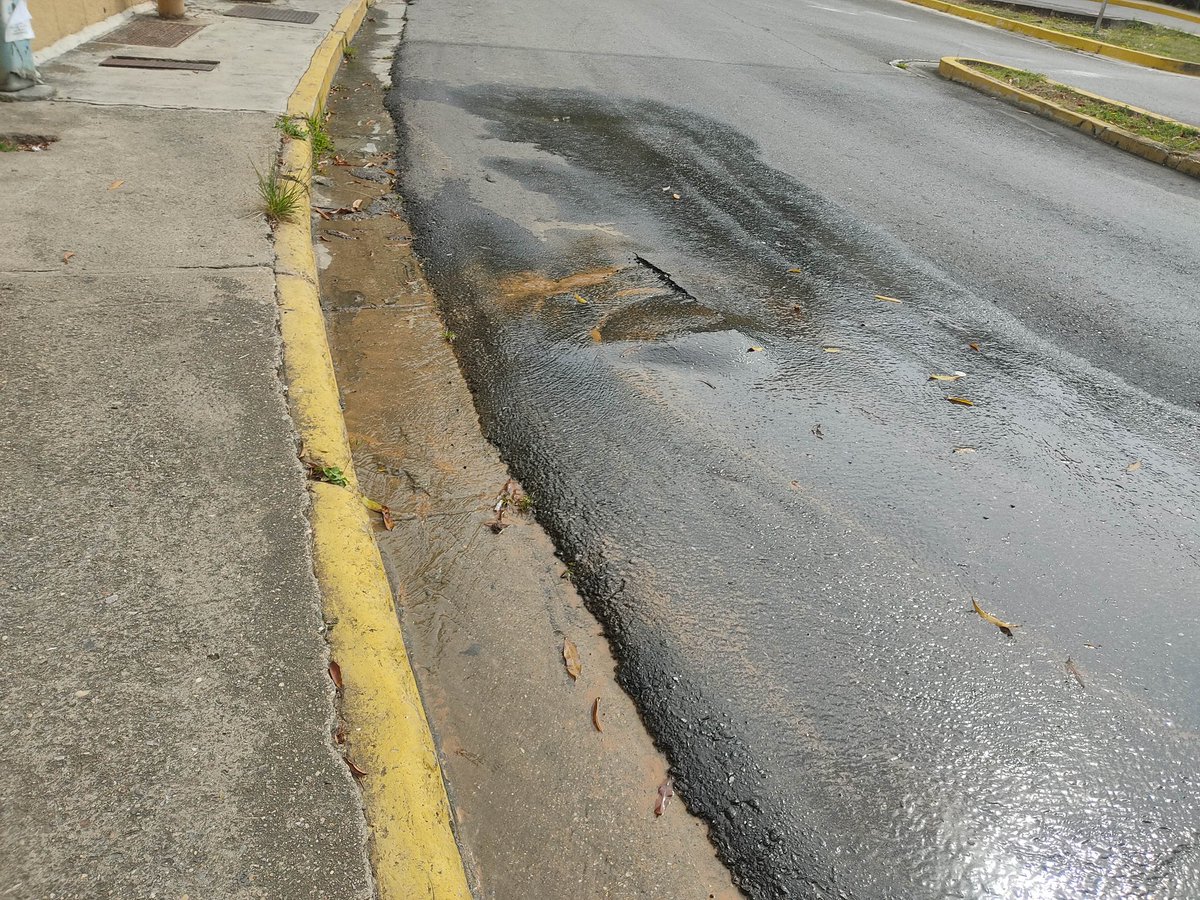 @minaguasoficial 
@EvelynBVasquez 
@harolclemente 
 @oficialhidroven @_Vpsops @minaguasoficial  @HectoRodriguez
@Alcaldiabaruta Bote de aguas blancas reparación urgente en Lomas Prado del Este frente al Edif Tepuy y redoma Central Madeirense Manzanares. Reclamo #23042810. Gracias