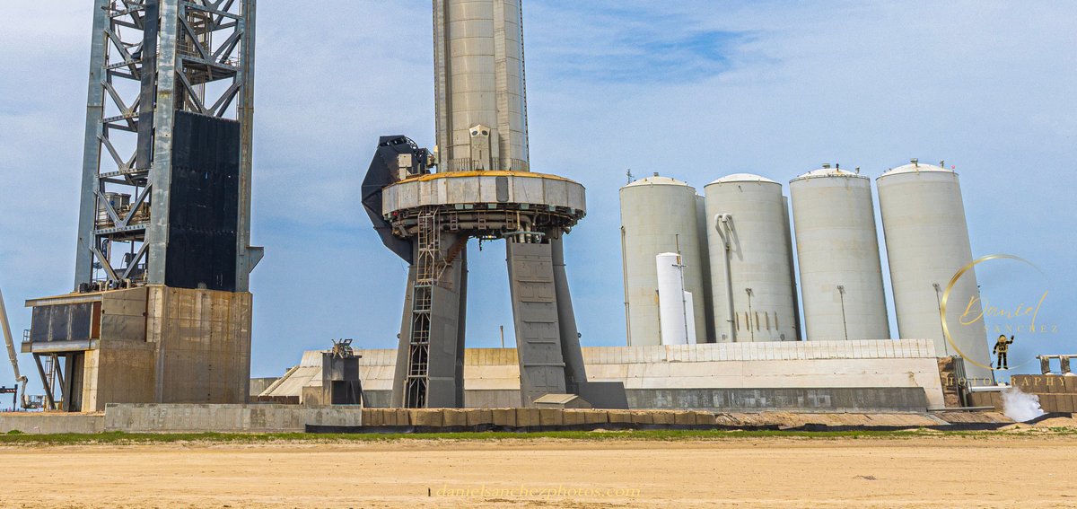 Daniel_S_Images's tweet photo. I found two similar photos that I took before and after launch. https://t.co/kfS0uLGc7J