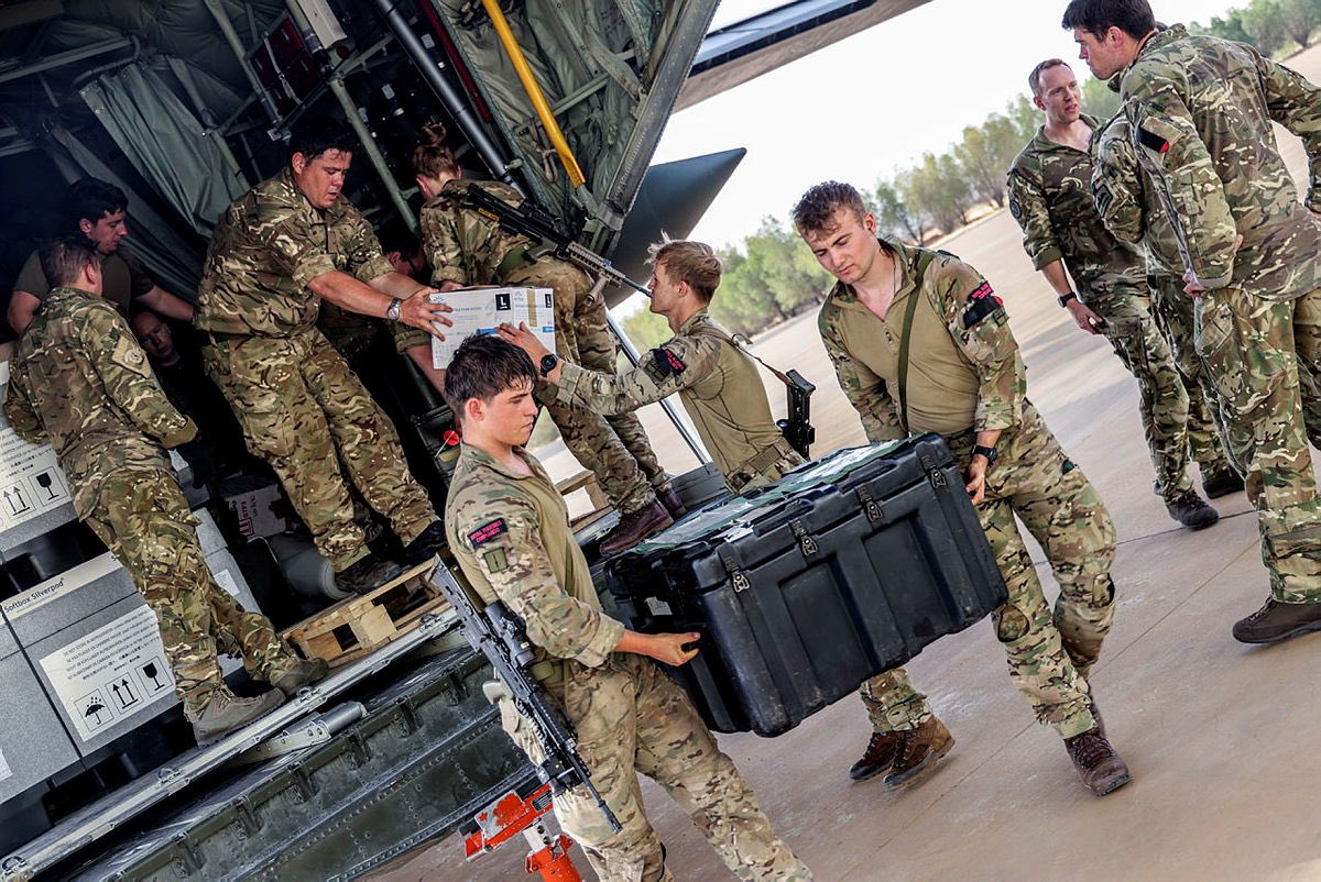 Commando Logistic Regiment (@cdologregt) on Twitter photo 🇬🇧Teamwork at its best. 👏
#Logistics #sudanevacuation #SudanCrisis #Commandos
<a href="/RoyalMarines/">Royal Marines</a> <a href="/RoyalNavy/">Royal Navy</a> and <a href="/RoyalAirForce/">Royal Air Force</a> <a href="/BritishArmy/">British Army 🇬🇧</a> personnel unload stores at Wadi Seidna airport.
Personnel from all three services of the UK Armed Forces are deployed at the airport. 🇬🇧Teamwork at its best. 👏
#Logistics #sudanevacuation #SudanCrisis #Commandos
<a href="/RoyalMarines/">Royal Marines</a> <a href="/RoyalNavy/">Royal Navy</a> and <a href="/RoyalAirForce/">Royal Air Force</a> <a href="/BritishArmy/">British Army 🇬🇧</a> personnel unload stores at Wadi Seidna airport.
Personnel from all three services of the UK Armed Forces are deployed at the airport.