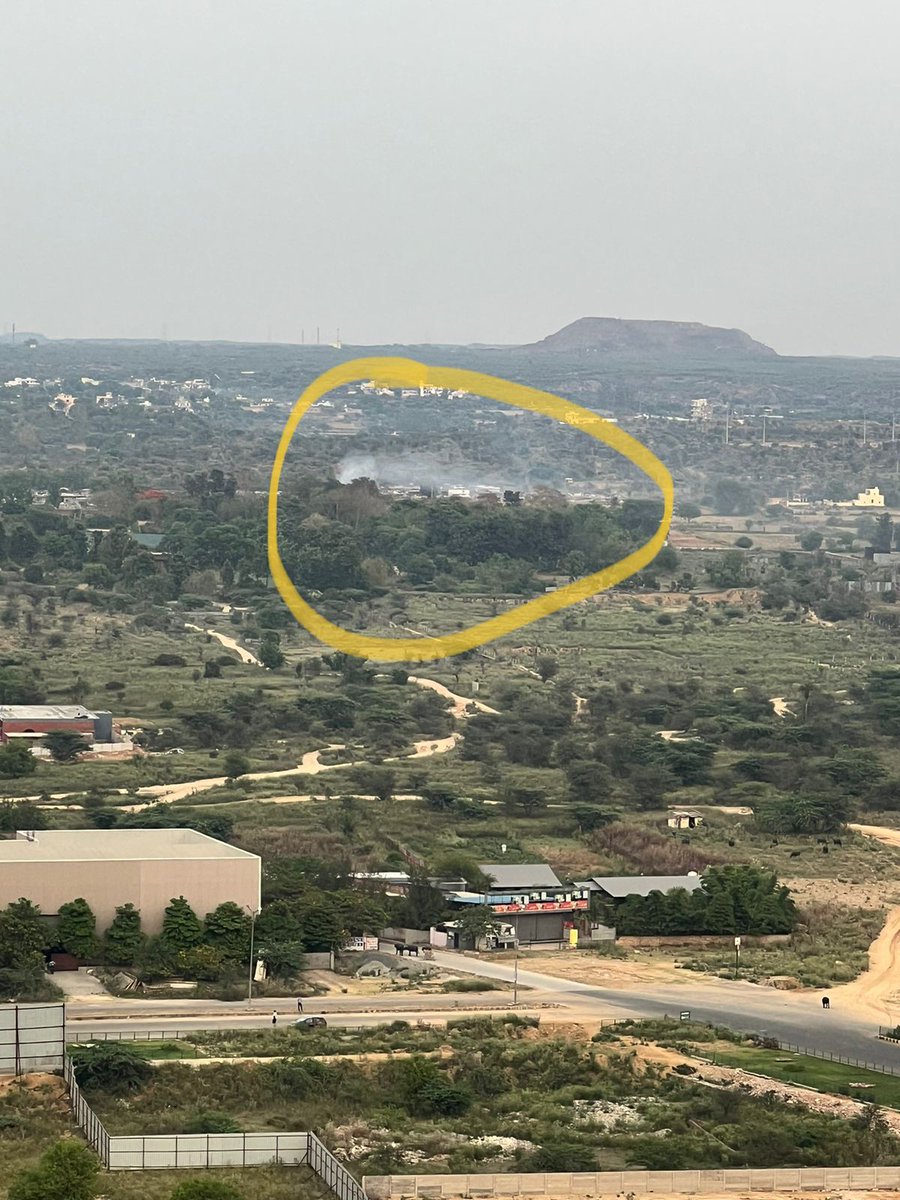 Massive large-scale garbage burning continues unabated in Gurgaon. This is Sec-58, Gurugram, in the backgrnd you can see Bandhwari waste mountain. @MunCorpGurugram @CPCB_OFFICIAL @CAQM_Official @DC_Gurugram @Warriormomsin