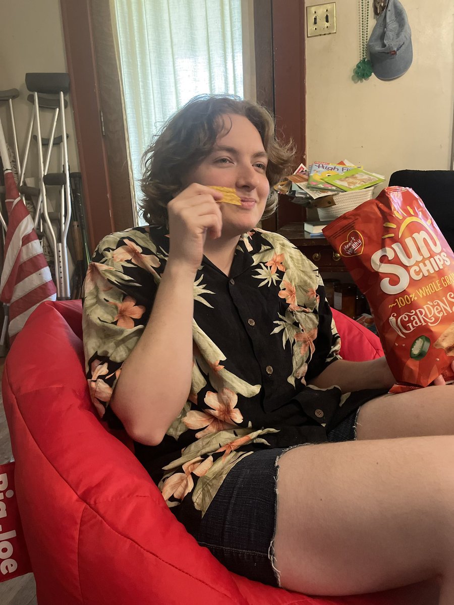 shiftingart's tweet photo. I don’t think @ashleymcconn7 uses Twitter much but this is my sister and her reaction to her book. she said “He’s obviously the psychotic serial killer” who knew there would be so much controversy over @SunChips 

10/10 recommend #beyondthewidowspeak tho! https://t.co/i60PSWyW1C