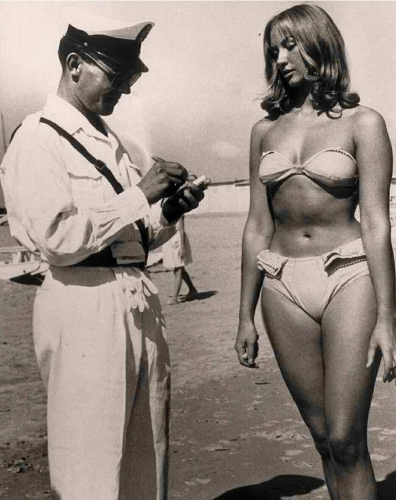 Италия, 1957 год. 
Штраф за слишком откровенный купальник на пляже..
Но потом «они» свернули куда-то не туда и спиздили у детей радугу..