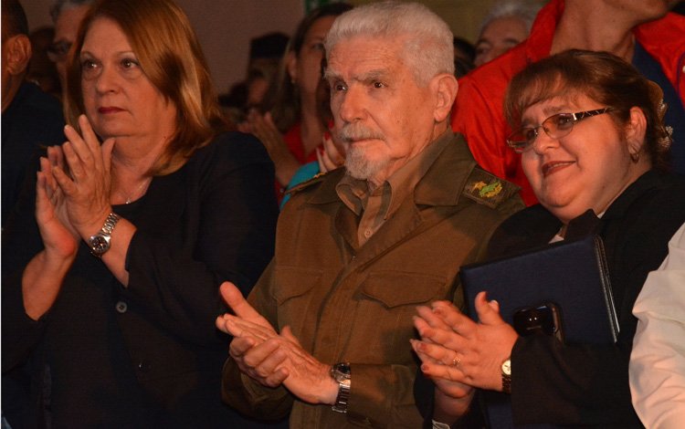 UCLVCU's tweet photo. Comandante @ValdesMenendez, que decir de usted, hombre leal a la obra de la Revolución, comprometido y trabajador sin cansancio, la #UCLVnuestra le desea un feliz cumpleaños 🥰, 91 años de puro corazón y de entrega a estas 4 letras #Cuba 🇨🇺💪
#Felicidades 🥳 https://t.co/0ExMW9IplS