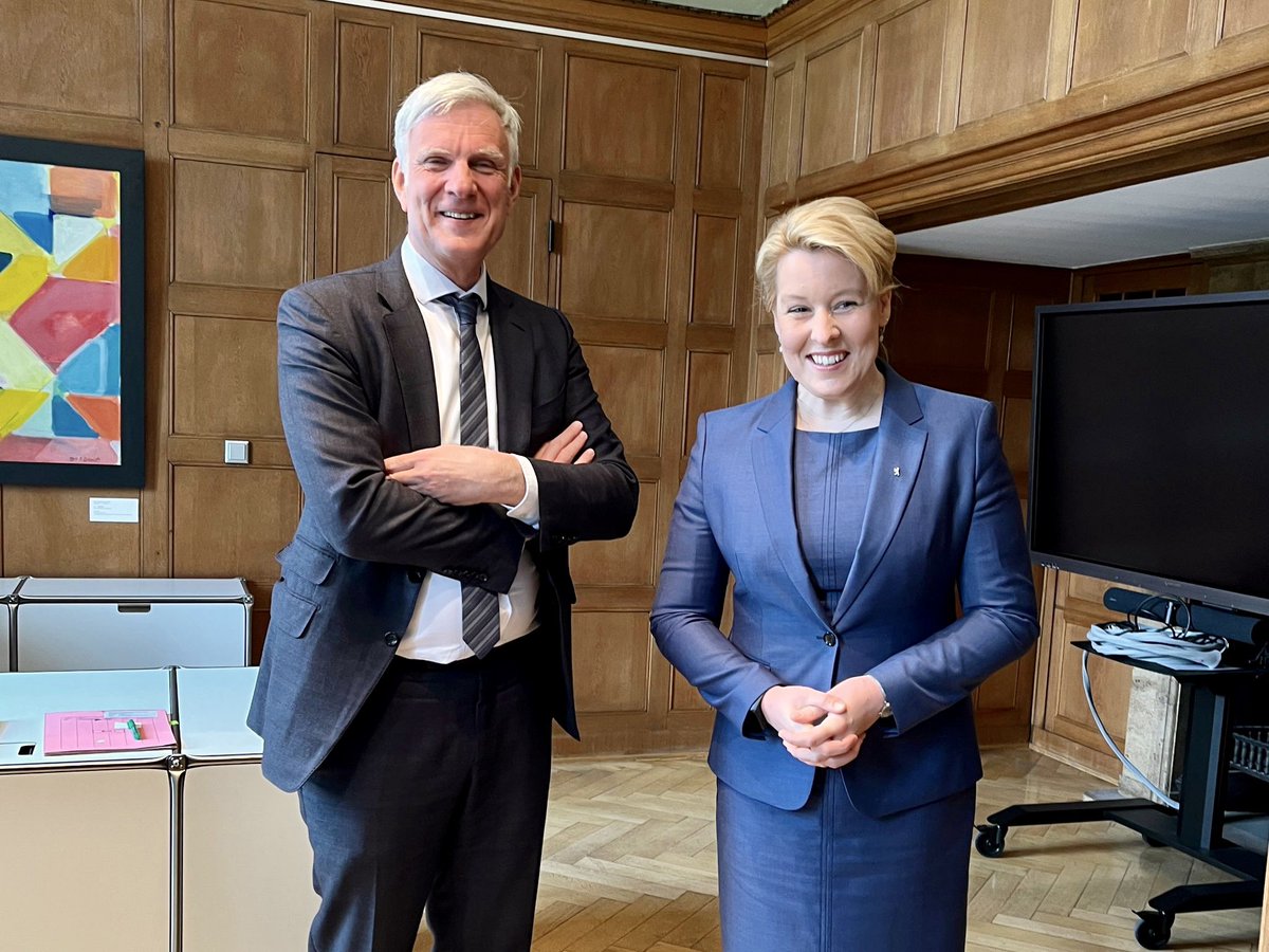 SenWiEnBe's tweet photo. Amtsübergabe in der Senatsverwaltung für Wirtschaft, Energie und Betriebe. Ein herzliches Willkommen an Senatorin @FranziskaGiffey und ihre Staatssekretäre @_MichaelBiel_ und @FischerSeverin!
Und herzlichen Dank an Senator a.D. #StephanSchwarz. https://t.co/NomNcMLjcR