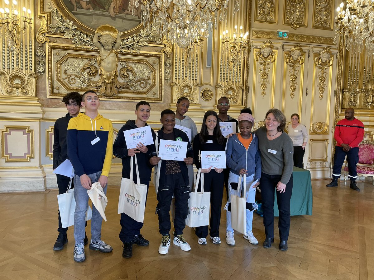 Remise des diplômes du parcours <a href="/racontemoi_unM/">Raconte-moi un match</a> à <a href="/villedelyon/">Ville de Lyon</a> avec des collégiens volontaires et talentueux ! Bravo à eux et aux formateurs <a href="/EricGarcia_I9M/">Éric Garcia</a>  et Sandrine Roux marraine de l’opération !