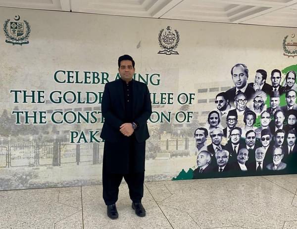 iamfahadshahbaz's tweet photo. آئینِ پاکستان اپنی منظوری کے 50 سال مکمل کر چکا ہے۔ یہ بہترین موقع ہے کہ ہم دستورِ پاکستان کو جانیں اور اپنے حقوق سے آشنا ہوں۔
#AgayBarho #Parliament
#50YearsofConstitution https://t.co/e7eUNKlW11