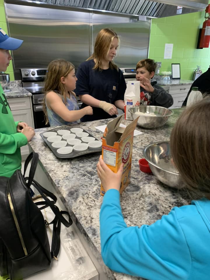 CarletonPlaceYC's tweet image. Charity Baking Night! We make muffins and cake pops for Zion-Memorial United Church Great work everyone!!