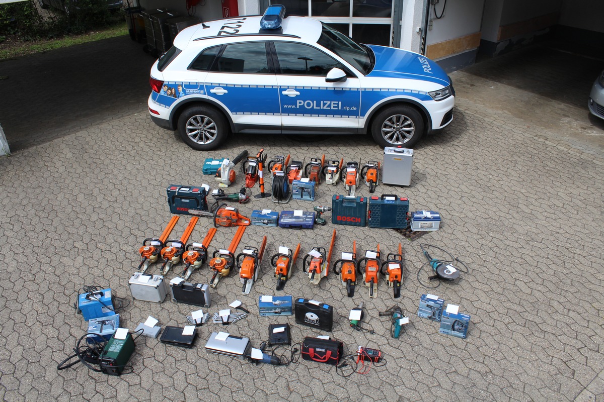 Polizei_KO's tweet image. Fahndungserfolg nach Einbruchserie! Jetzt suchen wir nach den Eigentümern des Diebesguts. Fotos der sichergestellten Gegenstände hier: s.rlp.de/9I9sl