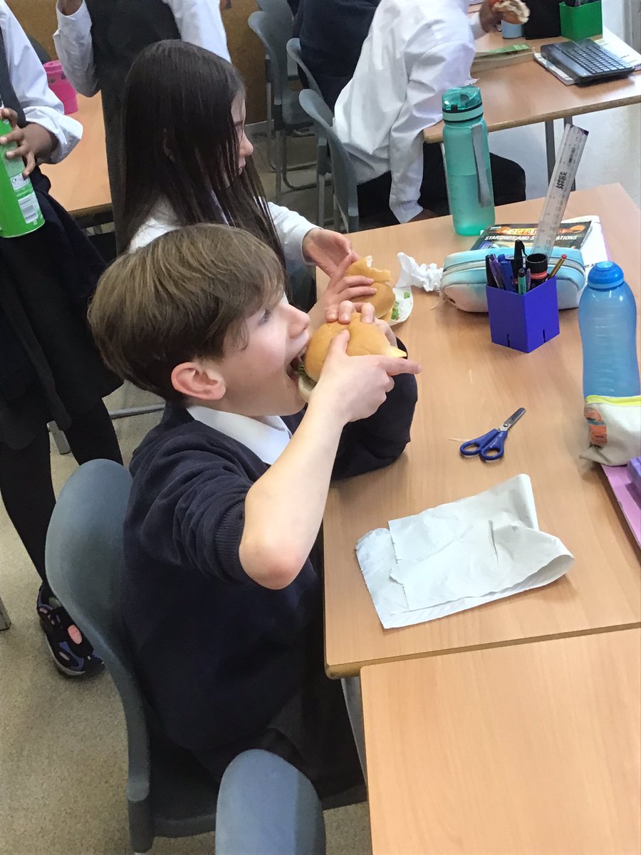 RFitzroyAcademy's tweet photo. Children in #NiagaraClass enjoyed designing and eating their own burgers as part of studying the USA during our #InternationalWeek! 🇺🇸🍔 https://t.co/mgzeTtSG7N