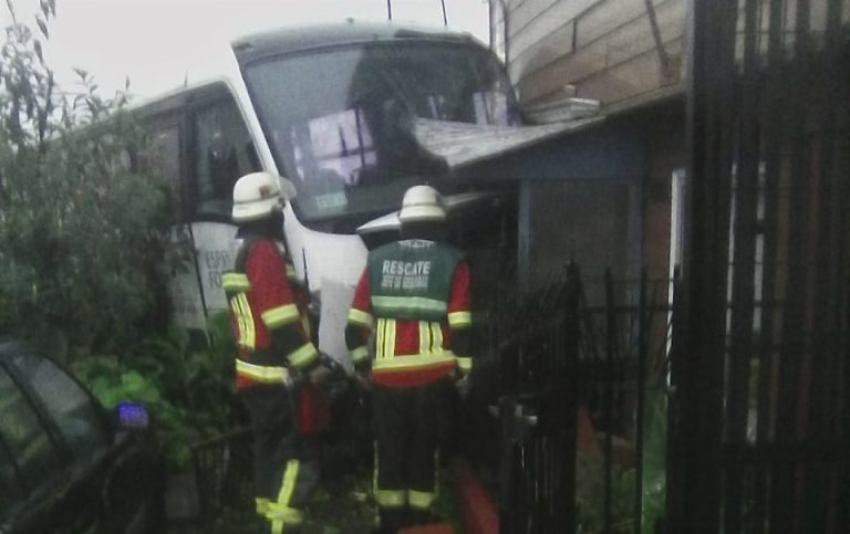 Cinematográfico accidente termina con un microbús incrustado en un inmueble en Valdivia bit.ly/3oTLqPz #Valdiviacl