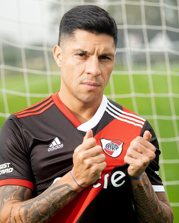 QUE COSA HERMOSA ESTOY ENAMORADA 

Ah la nueva camiseta también muy linda