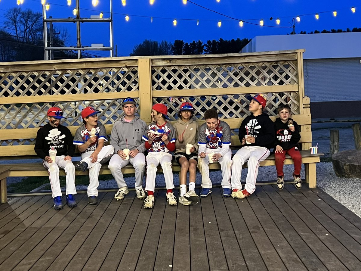 Celebrating Liam’s walk off <a href="/ChardonKingKone/">King Kone</a> ⚾️❤️