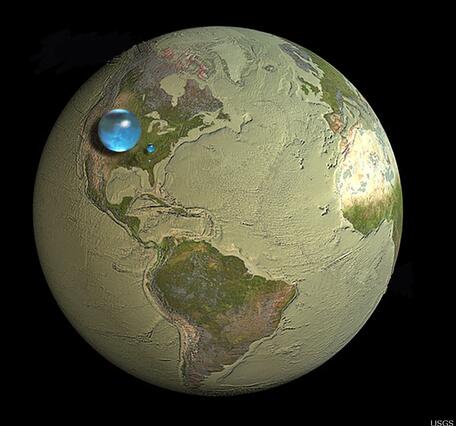 Les océans recouvrent ~70% de la surface de la Terre, mais l'eau reste rare. La grosse bulle représente toute l'eau sur Terre. A côté, toute l'eau douce liquide (souvent sous Terre). Le minuscule point bleu c'est toute l'eau douce des lacs et rivières : celle que l'on peut boire.
