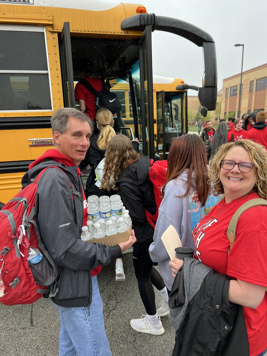 UrbanJason's tweet photo. A special shout-out to HSE district transportation for all their help to make today possible. FHS students are participating in over 100 different community projects as a part of today’s FHS Day of Service. #buildtradition #FHSDayofService https://t.co/kT8uwYZs1W