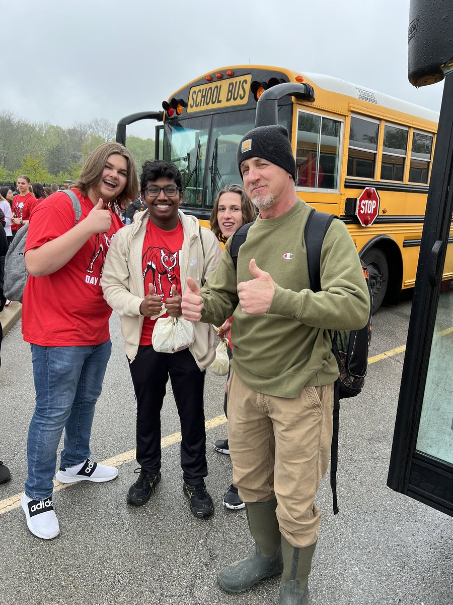 UrbanJason's tweet photo. A special shout-out to HSE district transportation for all their help to make today possible. FHS students are participating in over 100 different community projects as a part of today’s FHS Day of Service. #buildtradition #FHSDayofService https://t.co/kT8uwYZs1W