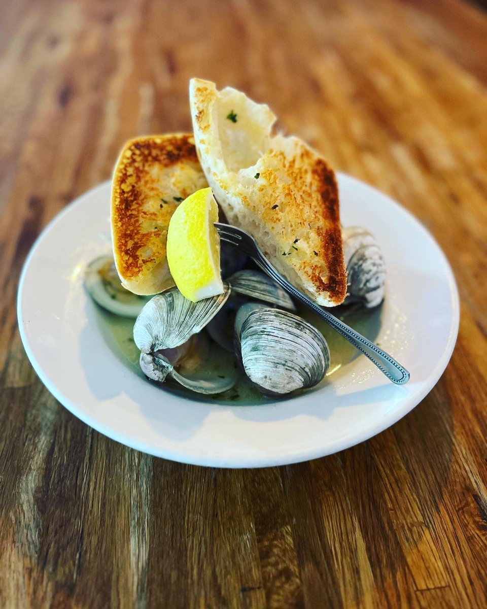 Cover_Two_SH's tweet photo. A great spring sports weekend is here with plenty of TVs, food and drinks available for all!
πππβΎοΈβ³οΈ
#CoverTwo #SandyHook #Newtown #ctbites #cteats #ctdrinks #ctrestaurants #sportscafe #pub #foodofct https://t.co/JtUk7rWV6b