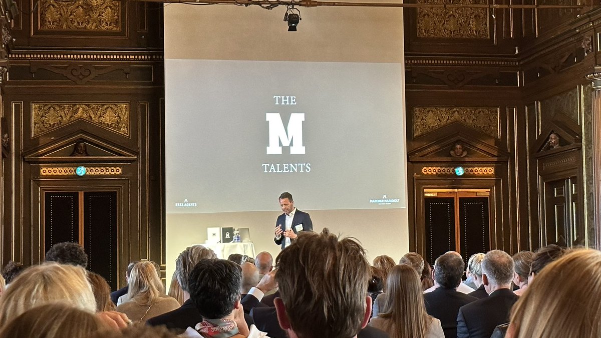 Ambusanga's tweet image. Fredag eftermiddag på Børsen, til M-List arrangement. Hvor både M-Talents bliver hyldet og hvor der kåres årets CMO. 

Jeg er piv stolt over at være på årets M-liste i 2023 og takker for anderkendelsen 🙏🏼

markedsforing.dk/m-list/2023/so… 

#Mlist #AnanasIEgenJuice 🍍🍍