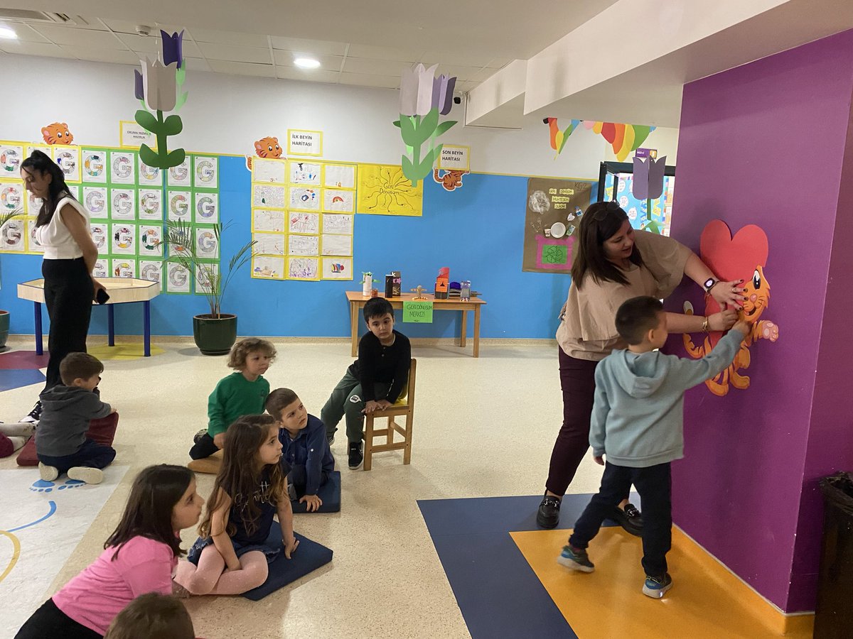 UOGuzelbahce's tweet photo. “Özgürlüğe eriştirecek eğitim,genç insanların erken yaşta kendi doğrularına ve akıllarına başvurabilme alışkanlığı kazanmalarını gerektirir.G.W.FHegel, Okul öncesi gruplarımızla “P4C - Çocuklarla Felsefe” etkinliğimizi Felsefe Öğretmenimiz MelikeNur İntepe ile gerçekleştirdik⏳📚 https://t.co/owPrtgG9NG