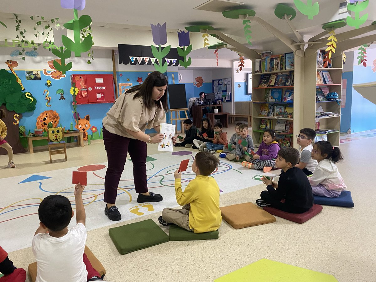 UOGuzelbahce's tweet photo. “Özgürlüğe eriştirecek eğitim,genç insanların erken yaşta kendi doğrularına ve akıllarına başvurabilme alışkanlığı kazanmalarını gerektirir.G.W.FHegel, Okul öncesi gruplarımızla “P4C - Çocuklarla Felsefe” etkinliğimizi Felsefe Öğretmenimiz MelikeNur İntepe ile gerçekleştirdik⏳📚 https://t.co/owPrtgG9NG