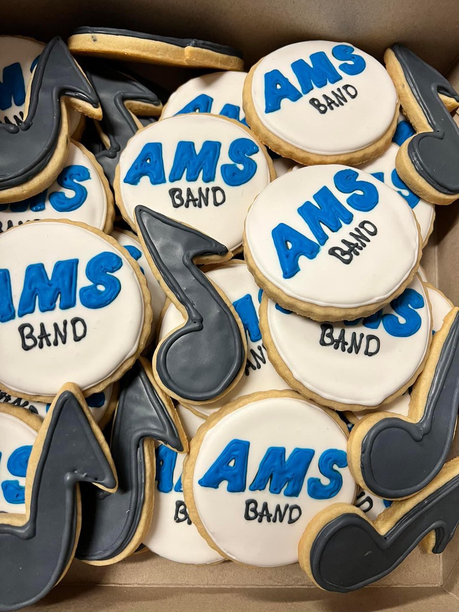 Good luck to our awesome Beginner Band as they compete in their contest today! 

Shout out to our wonderful band parents for the donations and this beautiful cookies that were dropped off this morning! 💙🧡