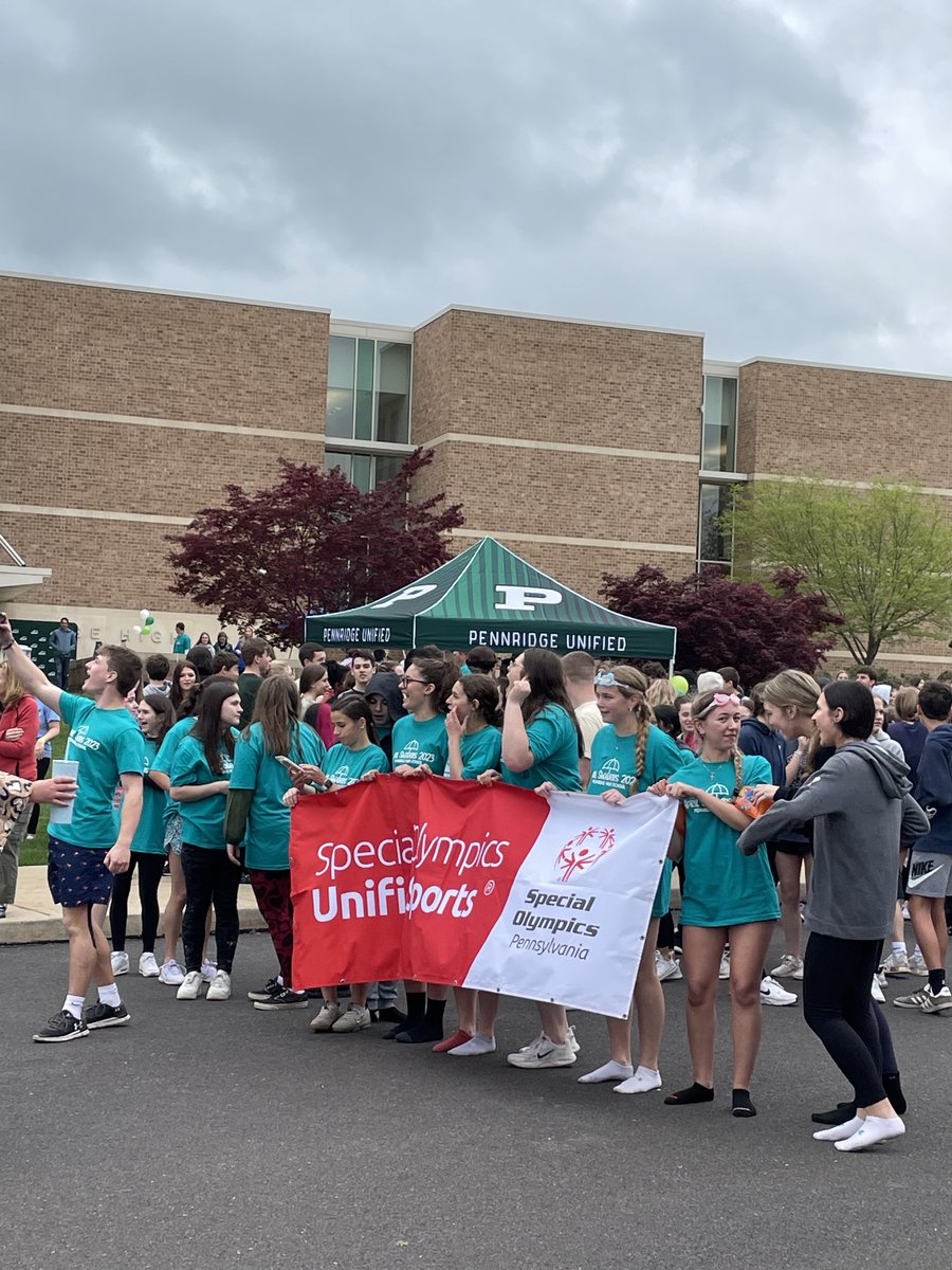 AlyssaWalloff's tweet photo. The weather didn’t stop the smiles and love at April Showers ⁦@PennridgeHS⁩ today! https://t.co/XIlaSQGnji