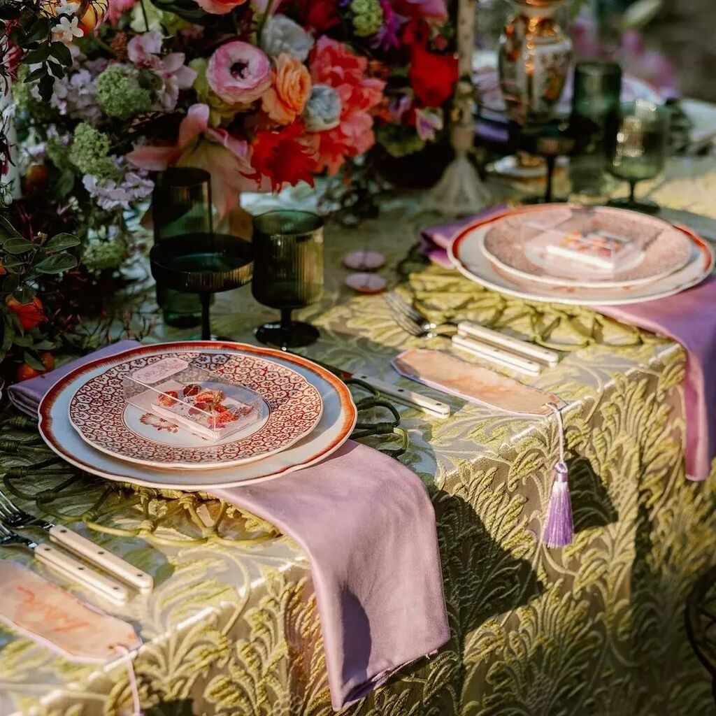 A springtime dinner party dream come true 🌸💞🎀 Linen Featured: Damask Glam in Citron Photographer: @victoriagoldphotography Planning + Design: @artandsoulevents Floral Design: @inessanicholsdesign Venue: @wrensmoor Catering: @chefcordelia Videograph… instagr.am/p/CrlS6I9hXW5/
