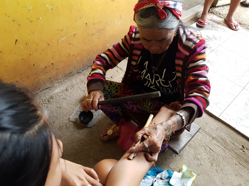 Let’s go back in time to see how hand tapped tattoos originated and how they’re doing today - daily-choices.com/like_128590/ #tattoo #kalinga