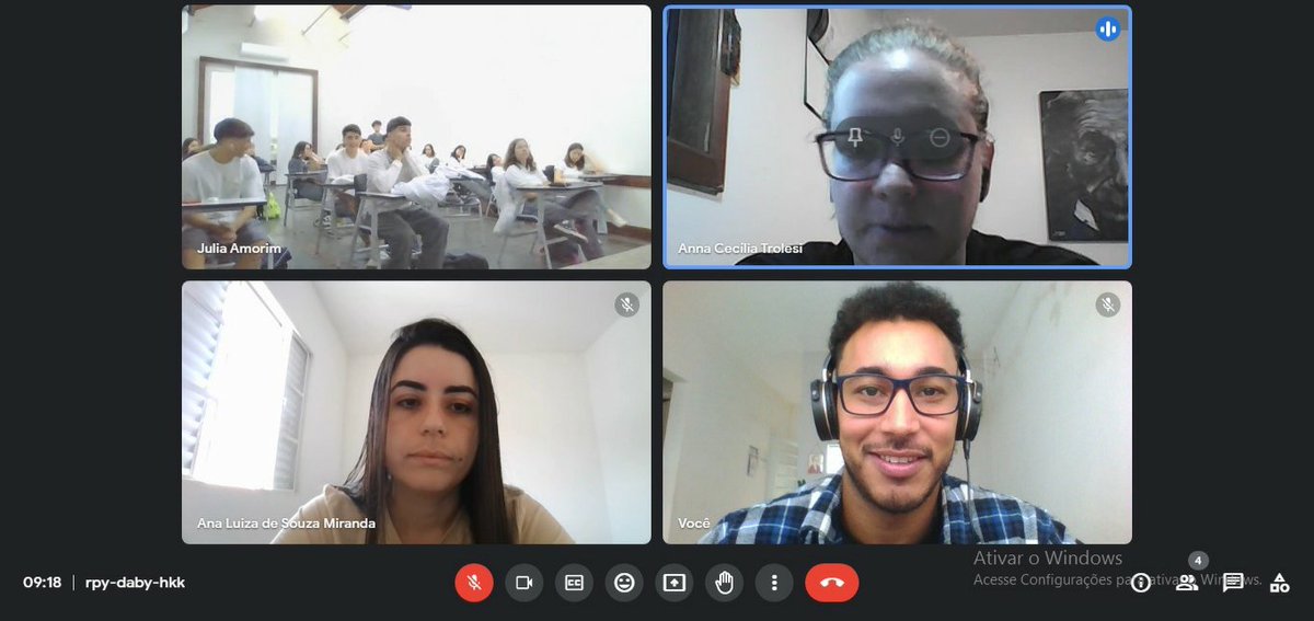 another_VDuarte's tweet photo. I'm so happy! Today I had the opportunity to talk to high school students about my research and how is our life as scientists. They loved it and answered many questions. I feel like I'm doing my role. https://t.co/3tXwP9HB5P