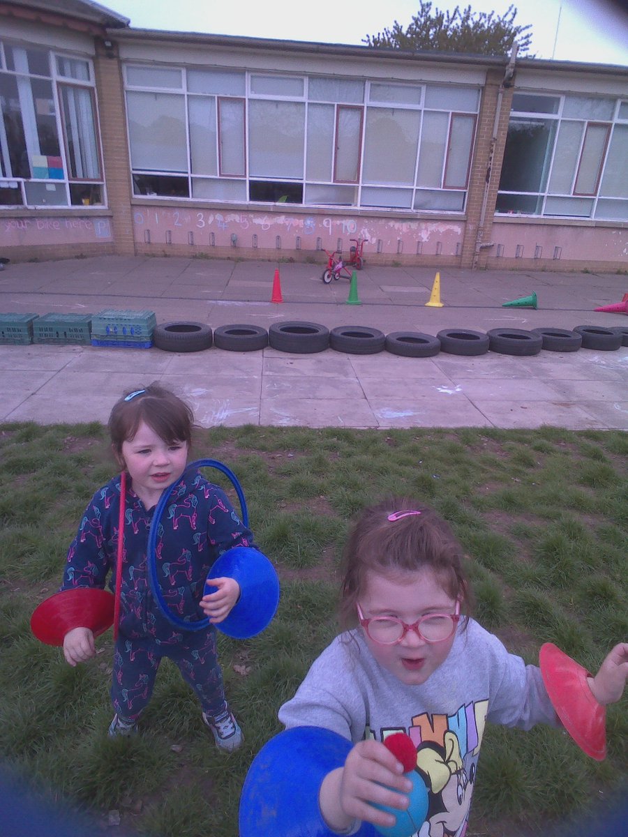 🌞🌈Outdoors today we shared a book and talked about 'opposites'.
We had fun using our red and blue 'superpowers'.  "Blue is for cold and red is for hot." #superpower #literacy #proudtobepinkie