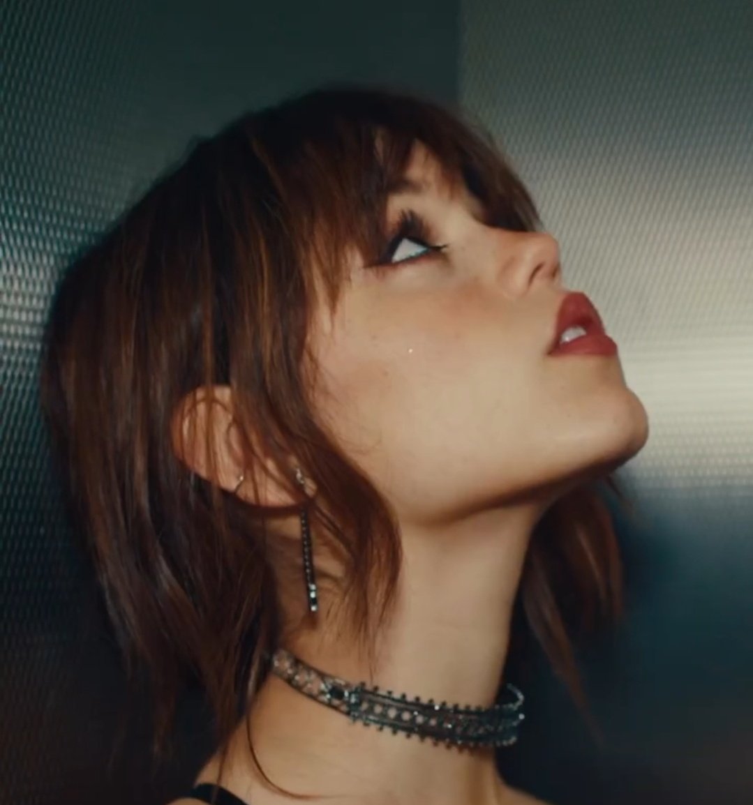 On Twitter her Sharp Jawline Is So Attractive on-twitter-her-sharp-jawline-is-so-attractive