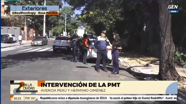 #Móvil970 <a href="/RosiPereirapy/">Rosi Pereira Palma</a> | Agentes de la PMT de Asunción realizan intervenciones sobre la Avenida Perú y Herminio Giménez.

👥#2EnLaCiudad
📺 <a href="/SomosGENAhora/">SomosGENAhora</a> 
📻 #Universo970AM